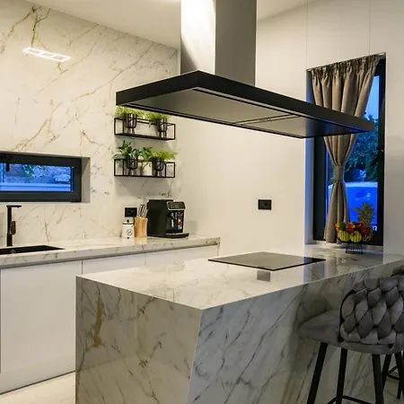 Luxury Adriatica-*heated Pool-sauna-jacuzzi* * 트로기르