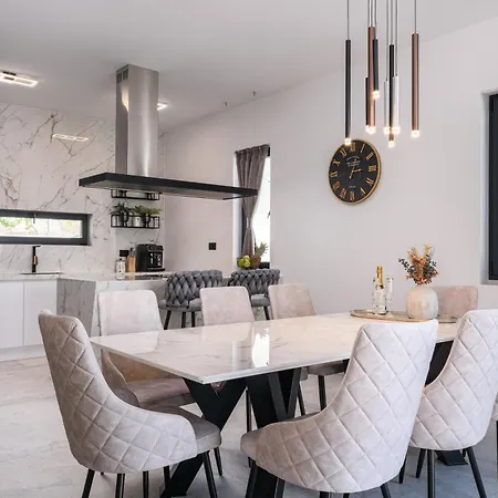 Luxury Adriatica-*heated Pool-sauna-jacuzzi* تروغير