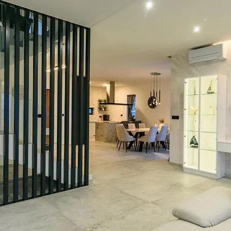 Luxury Adriatica-*heated Pool-sauna-jacuzzi* * Трогир